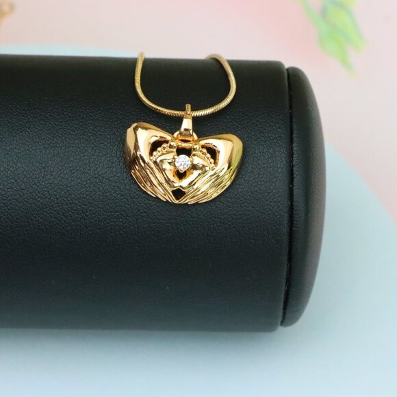 "Heart-Shaped Hand Embrace Pendant with Crystal, XPPT1584 - Picture 3 of 13